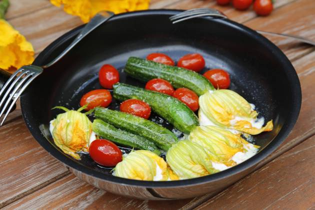 Süddeutsche Kitchen, filled Zucchini flowers angebraten in Pan, Cream cheese, cocktail tomatoes, cherry tomatoes, vegetarian, Healthy Kitchen, Vegetables, forks, Germany, Europe Copyright: imageBROKER KatharinaxHild ibxkah07209641.jpg