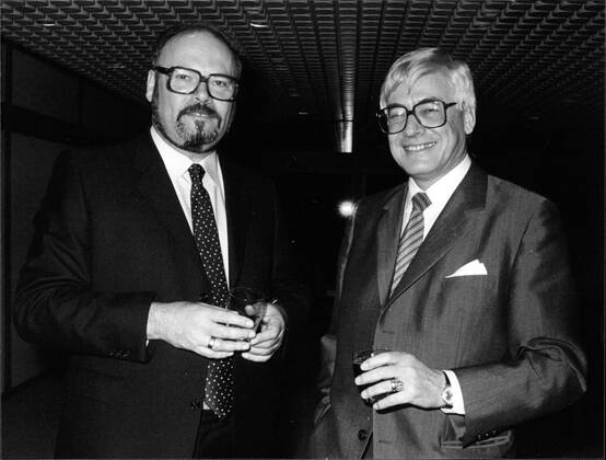 Gerhard van Haaren und Christian Schwarz-Schilling Die Abbildung zeigt den Postgewerkschafter Gerhard van Haaren (links) und den Postminister Christian Schwarz-Schilling im Jahr 1982., Copyright: UnitedxArchivesxSvenxSimon Nur redaktionelle Nutzung. Editorial usage only. UnitedArchivesIMS_3261457F EDITORIAL USE ONLY