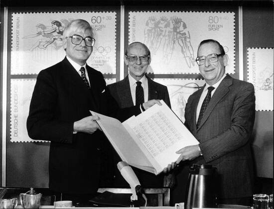 Christian Schwarz-Schilling, Josef Neckermann, Friedrich Zimmermann Die Abbildung zeigt Postminister Christian Schwarz-Schilling (links), Josef Neckermann (Mitte) und Bundesinnenminister Friedrich Zimmermann, die hier die neuen Olympischen Briefmarken vorstellen., Copyright: UnitedxArchivesxSvenxSimon Nur redaktionelle Nutzung. Editorial usage only. UnitedArchivesIMS_3261458F EDITORIAL USE ONLY