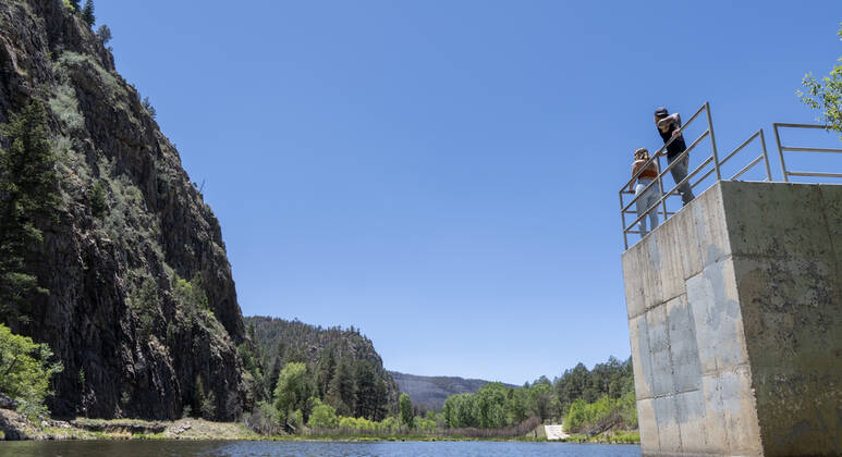May 31, 2022, USA: Mike Arcguleta, 20, and Aaliyah Dimas, 16, both from Las Vegas, walk near the ice skating pond in Gallinas Cayon Tuesday May 29, 2022. The river is part of Las Vegas water supply and much of it was burned by the Calf Canyon Hermits Peak Fire. USA - ZUMAab1_ 20220531_zaf_ab1_002 Copyright: xEddiexMoorex