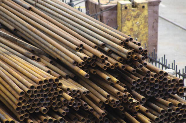 IMAGO Creative: Business, Inflation und Lieferketten Warehouse of metal pipes. Rusty pipes lay on the earth. , 2091491.jpg, depot, factory, industry, iron, metal, metallurgy, pipe, rust, tube,