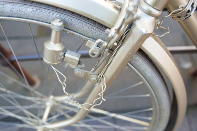 Start of the Critical Mass Flensburg on World Bike Day front wheel with dynamo, painted with silver paint, Initiative Klima Begehren Flensburg , leaning against the Holmnixe, Flensburg photo taken 03 06 2022, Flensburg, Holm