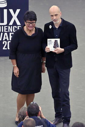 Sabine Verheyen and Sebastian Meise with the 3rd place award for the film Große Freiheit at the Lux Audience Award 2022 ceremony in the plenary hall of the European Parliament Strasbourg, 08 06 2022 Foto:xD.xAnoraganingrumx xFuturexImage