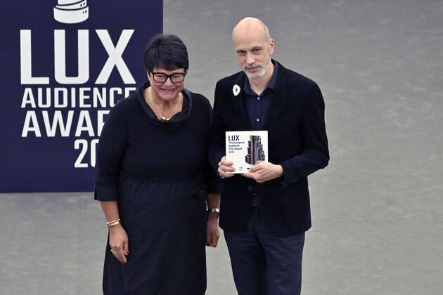 Sabine Verheyen and Sebastian Meise with the 3rd place award for the film Große Freiheit at the Lux Audience Award 2022 ceremony in the plenary hall of the European Parliament Strasbourg, 08 06 2022 Foto:xD.xAnoraganingrumx xFuturexImage