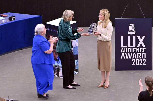 Munira Subasic, Jasmila Zbanic and Roberta Metsola with the award for the best film Quo Vadis, Aida at the Lux Audience Award 2022 ceremony in the plenary hall of the European Parliament Strasbourg, 08 06 2022 Foto:xD.xAnoraganingrumx xFuturexImage