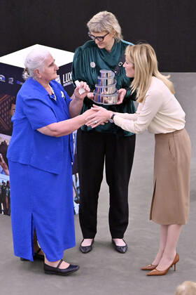 Munira Subasic, Jasmila Zbanic and Roberta Metsola with the award for the best film Quo Vadis, Aida at the Lux Audience Award 2022 ceremony in the plenary hall of the European Parliament Strasbourg, 08 06 2022 Foto:xD.xAnoraganingrumx xFuturexImage