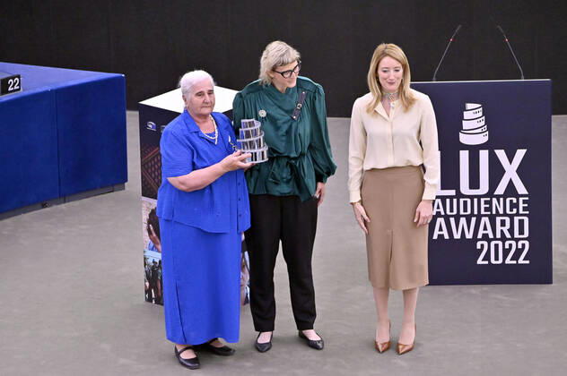 Munira Subasic, Jasmila Zbanic and Roberta Metsola with the award for the best film Quo Vadis, Aida at the Lux Audience Award 2022 ceremony in the plenary hall of the European Parliament Strasbourg, 08 06 2022 Foto:xD.xAnoraganingrumx xFuturexImage