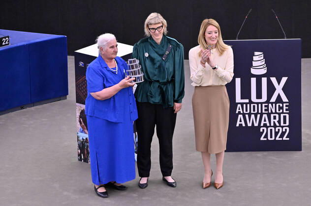 Munira Subasic, Jasmila Zbanic and Roberta Metsola with the award for the best film Quo Vadis, Aida at the Lux Audience Award 2022 ceremony in the plenary hall of the European Parliament Strasbourg, 08 06 2022 Foto:xD.xAnoraganingrumx xFuturexImage
