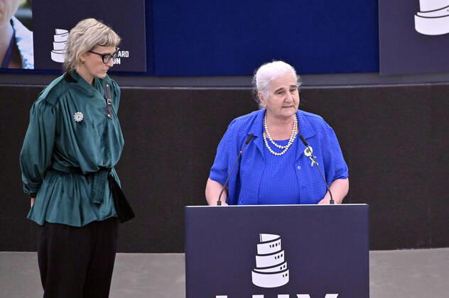 Jasmila Zbanic and Munira Subasic with the award for the best film Quo Vadis, Aida at the Lux Audience Award 2022 ceremony in the plenary hall of the European Parliament Strasbourg, 08 06 2022 Foto:xD.xAnoraganingrumx xFuturexImage