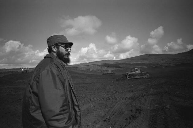 Fidel Castro standing on a field, half figure, half figure, he is watching two bulldozers at work, in 1967 in Cuba Fidel CASTRO actually Fidel Alejandro Castro Ruz , Cuba, politics, head of government of Cuba black and white, black and white, black and white, monochrome, SW monochrome, black and white photo,