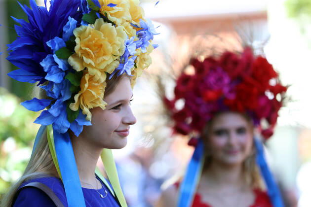 14 06 2022, Ascot, Windsor, GBR Fashion Women with hats at the racecourse Ascot racecourse spectators, visitors, audience, fashion, fashionable, women, elegance, elegant, hats, high society, society, people, persons, female, feminine, headgear 220614D506ROYAL ASCOT JPG