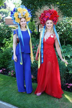 14 06 2022, Ascot, Windsor, GBR Fashion Women with hats at the racecourse Ascot racecourse spectators, visitors, audience, fashion, fashionable, women, elegance, elegant, hats, high society, society, people, persons, female, feminine, headgear 220614D508ROYAL ASCOT JPG