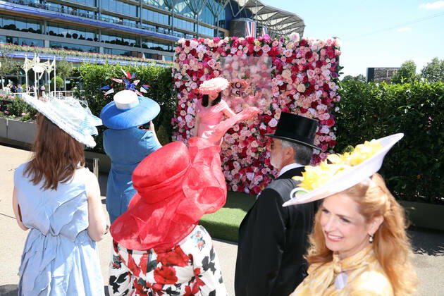 14 06 2022, Ascot, Windsor, GBR Fashion Women with hats at the racecourse Ascot racecourse spectators, visitors, audience, fashion, fashionable, women, elegance, elegant, hats, high society, society, people, persons, female, feminine, headgear 220614D509ROYAL ASCOT JPG