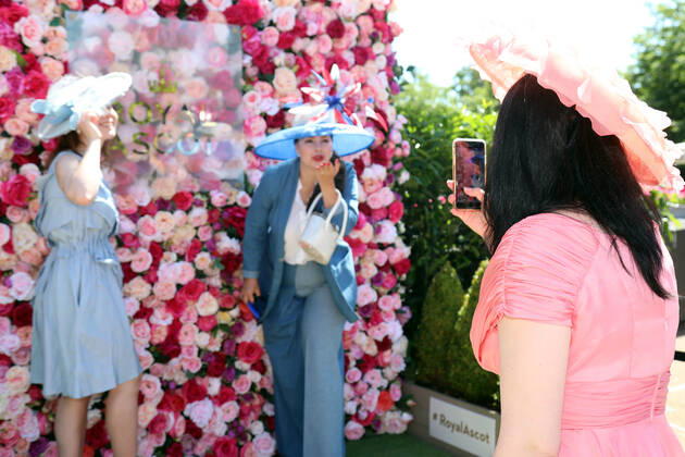 14 06 2022, Ascot, Windsor, GBR Fashion Women with hats at the racecourse Ascot racecourse spectators, visitors, audience, fashion, fashionable, women, elegance, elegant, hats, high society, society, people, persons, female, feminine, headgear 220614D511ROYAL ASCOT JPG