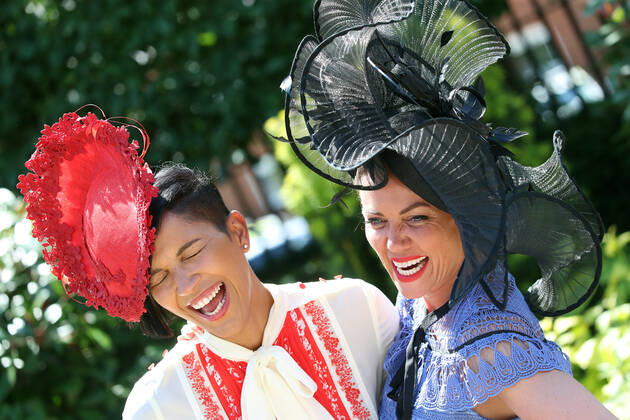 15 06 2022, Ascot, Windsor, GBR Fashion Women with hats at the racecourse Ascot racecourse spectators, visitors, audience, fashion, fashionable, women, elegance, elegant, hats, high society, society, people, persons, female, feminine, headgear 220615D503ROYAL ASCOT JPG