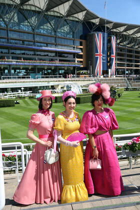15 06 2022, Ascot, Windsor, GBR Fashion Women with hats at the racecourse Ascot racecourse spectators, visitors, audience, fashion, fashionable, women, elegance, elegant, hats, high society, society, people, persons, female, feminine, headgear 220615D505ROYAL ASCOT JPG
