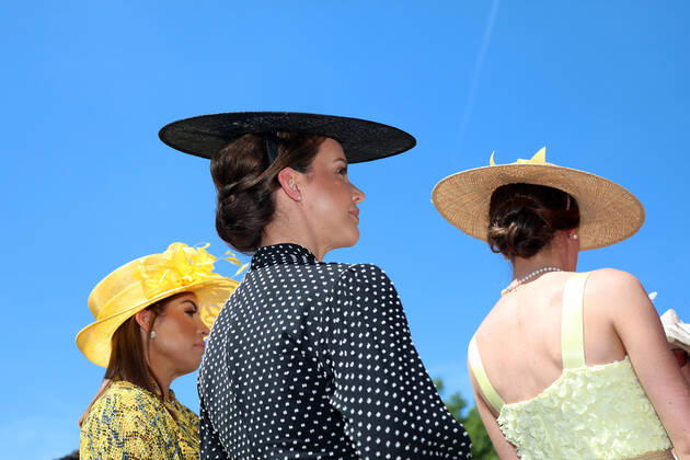 15 06 2022, Ascot, Windsor, GBR Fashion Women with hats at the racecourse Ascot racecourse spectators, visitors, audience, fashion, fashionable, women, elegance, elegant, hats, high society, society, people, persons, female, feminine, headgear 220615D509ROYAL ASCOT JPG