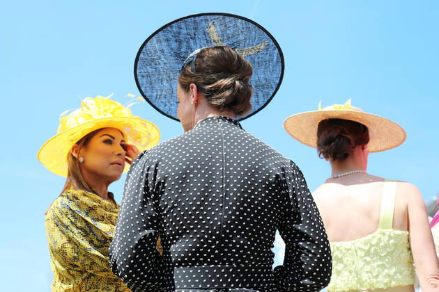 15 06 2022, Ascot, Windsor, GBR Fashion Women with hats at the racecourse Ascot racecourse spectators, visitors, audience, fashion, fashionable, women, elegance, elegant, hats, high society, society, people, persons, female, feminine, headgear 220615D510ROYAL ASCOT JPG