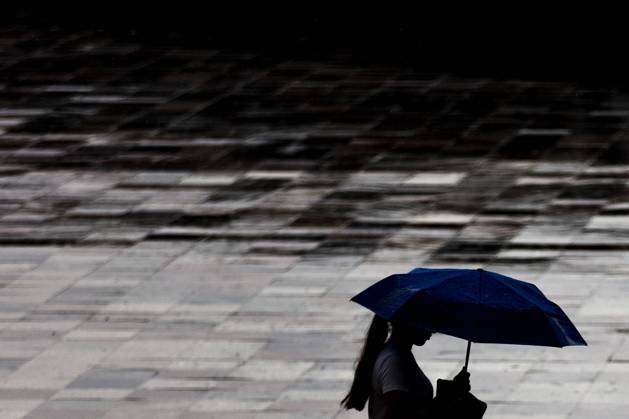 A woman with umbrella stands out in Tirana, 29 05 2022 Tirana Albania Copyright: xFlorianxGaertner photothek.dex
