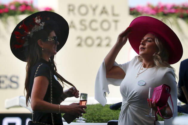 16 06 2022, Ascot, Windsor, GBR Fashion Women with hats at the racecourse Ascot racecourse spectators, visitors, audience, fashion, fashionable, women, elegance, elegant, hats, high society, society, people, persons, female, feminine, headgear 220616D576ROYAL ASCOT JPG