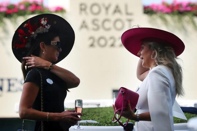 16 06 2022, Ascot, Windsor, GBR Fashion Women with hats at the racecourse Ascot racecourse spectators, visitors, audience, fashion, fashionable, women, elegance, elegant, hats, high society, society, people, persons, female, feminine, headgear 220616D577ROYAL ASCOT JPG