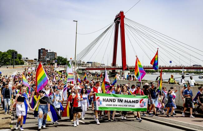 2022 06 18 13 07 15 ROTTERDAM The Pride March traditionally moves through the city during Pink Saturday This year s event will be held in Rotterdam with a march, information market and performances that reflect on the emancipation of the LGBTQ community ANP ROBIN UTRECHT netherlands out belgium out Copyright: xx x450591862x originalFilename: 450591862