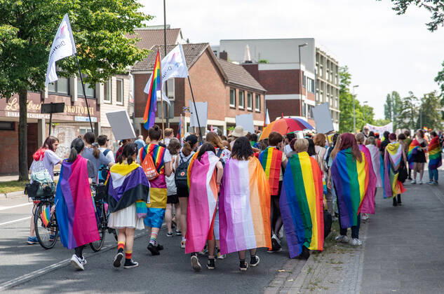 Oldenburg CSD Northwest in Oldenburg, 18 06 2022 Around 9,000 people demonstrated for sexual and gender diversity during Christopher Street Day in Oldenburg CSD Northwest in Oldenburg, 18 06 2022 Copyright: xFabianxSteffens Eibner-Pressefotx EP_FSS