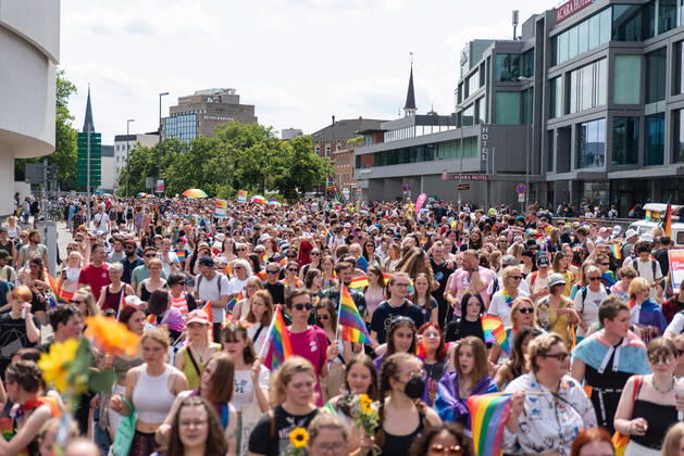 Oldenburg CSD Northwest in Oldenburg, 18 06 2022 Around 9,000 people demonstrated for sexual and gender diversity during Christopher Street Day in Oldenburg CSD Northwest in Oldenburg, 18 06 2022 Copyright: xFabianxSteffens Eibner-Pressefotx EP_FSS