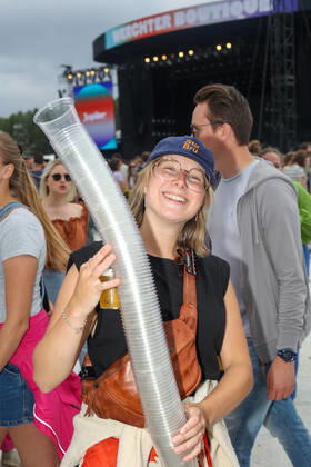 Illustration picture shows a festival goer with a pile of collected plastic cups at the one-day Werchter Boutique festival, in Werchter, on Friday 18 June 2021.  VIRGINIExLEFOUR 36482085