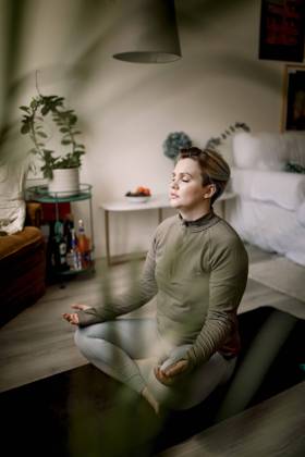 IMAGO Creative, Lifestyle, Tik Tok-Trend thatgirl Lesbian woman with eyes closed practicing yoga at home Sweden, Stockholm, model released, property released Copyright: xMaskotx , MA94151