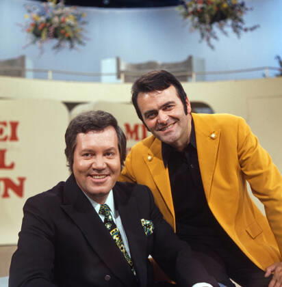 DREI MAL NEUN Drei mal Neun, ZDF Quizshow, Deutschland, 1971, im Bild: Showmaster Wim Thoelke mit Bandleader Max Greger. Drei mal Neun, TV quiz show, Germany, 1971, on the photo: presenter Wim Thoelke with Max Greger., Deutschland Copyright: ArthurxGrimm UnitedArchives82007918 EDITORIAL USE ONLY