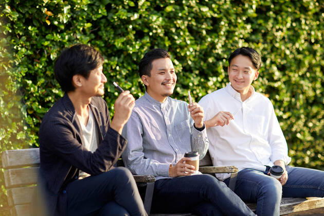 Japanese men smoking outside AFLO178185924  , 178185924.jpg, ,model released, Symbolfoto