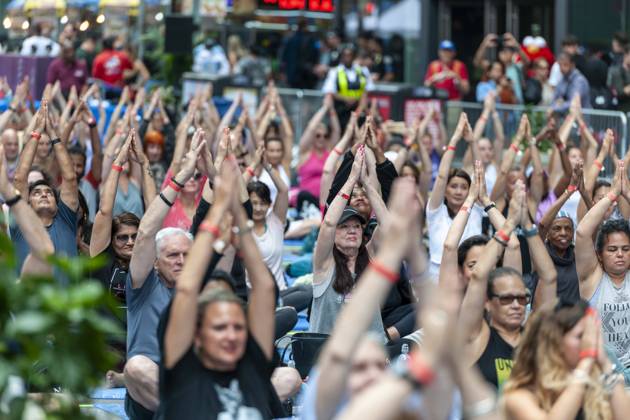 News Bilder des Tages 20th annual Mind over Madness Yoga on the Summer Solstice in Times Square Yoga practitioners pack Times Square in New York to practice yoga on the summer solstice, first day of summer, Tuesday, June 21, 2022. The 20th annual Solstice in Times Square, Mind Over Madness , sponsored by Peloton, the Consulate General of India, New York and Smartwater, among others stretches the yogis ability to block out the noise and the visual clutter that surround them in the Crossroads of the World. The first day of summer has been declared the International Day of Yoga by the United Nations. (  RichardxB.xLevine