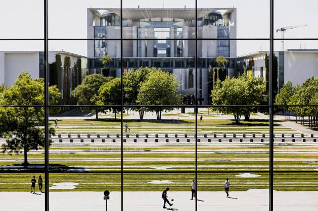 People stand out between Paul Loebe House and Federal Chancellery in Berlin, 22 06 2022 Berlin Germany Copyright: xFlorianxGaertner photothek.dex