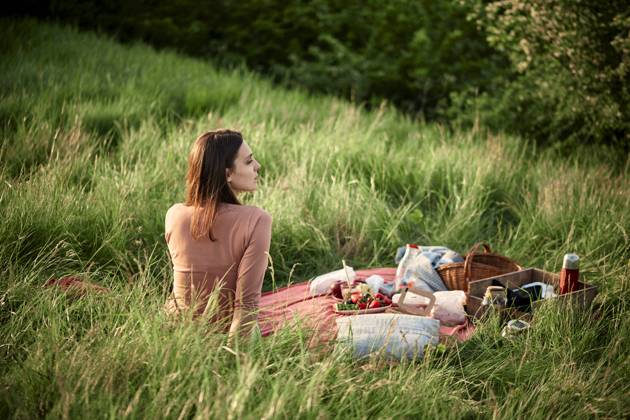 Contemplative woman sitting in field on weekend model released, Symbolfoto, ZEDF04589