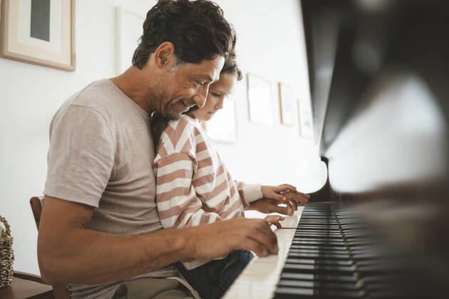 IMAGO Creative: Bildung, Musikerziehung Happy father teaching piano to daughter at home model released, Symbolfoto property released, JOSEF10432