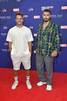 Alexander Knappe with companion Niklas at the Bunte New Faces Awards Film 2022 at the Delphi Filmpalast Berlin, 23 06 2022 Foto:xN.xKubelkax xFuturexImage