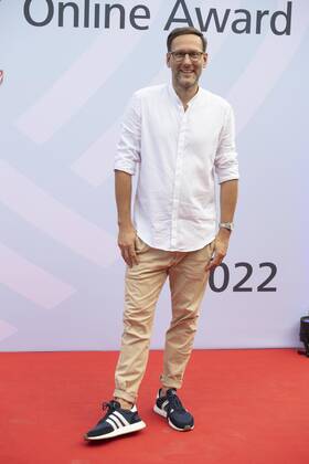 Simon BEECK, presenter, red carpet, red carpet show, presentation of the Grimme Online Awards 2022 on 23 06 2022 in the Flora Koeln,