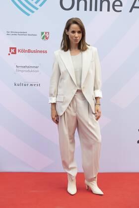 Natalie AMIRI, presenter, red carpet, red carpet show, Grimme Online Awards 2022 ceremony on 23 06 2022 at Flora Koeln,