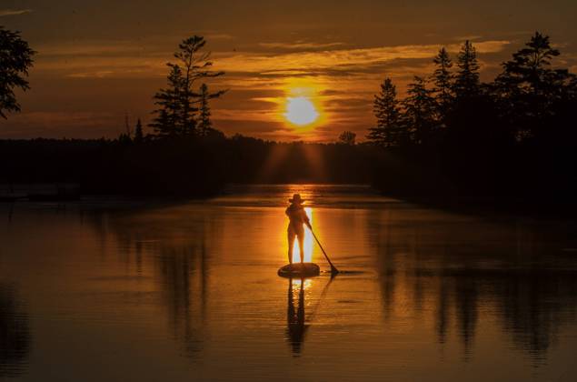 June 26, 2022, KAWARTHA LAKES, ONT, CANADA: A paddle boarder greets the dawn on Pigeon Lake in city of Kawartha Lakes, Ontario on Sunday, June 26, 2022. With the summer solstice having just passed we are still in for some of the longest days of the year until the end of July. KAWARTHA LAKES CANADA  - ZUMAc35_ 20220626_zaf_c35_024 Copyright: xFredxThornhillx