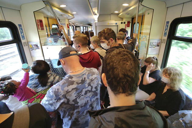 Throng at Train, Chaos at local transport, 9 Euro Ticket, Germany, North Rhine Westphalia, ruhr area, Holzwickede Crowds in The trains Chaos in Local transport, 9 Euro ticket, Germany, North Rhine Westphalia, Ruhr areas Holzwickede BLWS669288 Copyright: xblickwinkel S.xZiesex