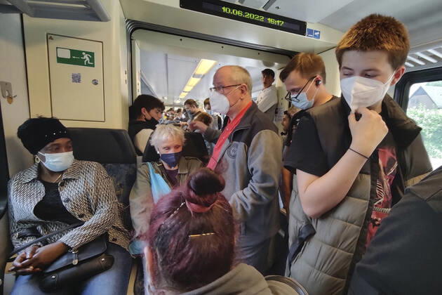 Throng at Train, Chaos at local transport, 9 Euro Ticket, Germany, North Rhine Westphalia, ruhr area, Holzwickede Crowds in The trains Chaos in Local transport, 9 Euro ticket, Germany, North Rhine Westphalia, Ruhr areas Holzwickede BLWS669290 Copyright: xblickwinkel S.xZiesex