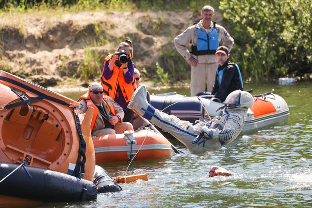 MOSCOW REGION, RUSSIA - JUNE 30, 2022: Water landing drills take place for the ISS Expedition 70 crew at the Noginsk Rescue Centre of the Russian Emergency Situations Ministry. Anton Novoderezhkin TASS  TS138635