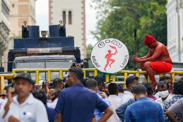 Opposition Protests Demanding The Resignation Of President Gotabhaya Rajapaksa How a person engages in a creative protest during the protest held near the President s House in Colombo demanding the resignation of President Gotabhaya Rajapaksa. June 30, 2022 Colombo, Sri Lanka Colombo Sri Lanka  Copyright: xThilinaxKaluthotagex originalFilename: kaluthotage-notitle220630_npQPD