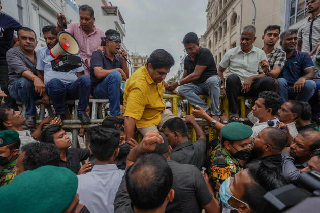 Opposition Protests Demanding The Resignation Of President Gotabhaya Rajapaksa Opposition leader Sajith Premadasa tries to climb the barricade amid opposition protests demanding the resignation of President Gotabhaya Rajapaksa. June 30, 2022 Colombo, Sri Lanka Colombo Sri Lanka  Copyright: xThilinaxKaluthotagex originalFilename: kaluthotage-notitle220630_npumI