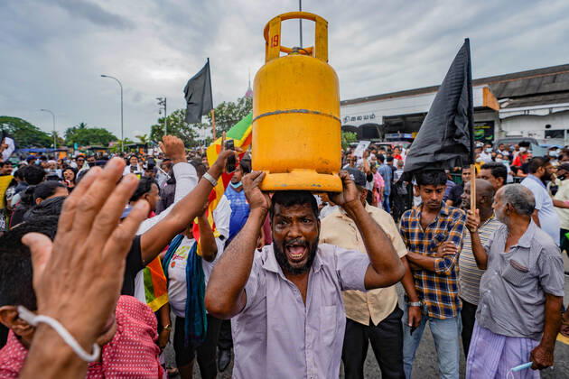 Opposition Protests Demanding The Resignation Of President Gotabhaya Rajapaksa A man lifts a gas tank during an opposition protest demanding the resignation of President Gotabhaya Rajapakse. June 30, 2022 Colombo, Sri Lanka Colombo Sri Lanka Copyright: xThilinaxKaluthotagex originalFilename: kaluthotage-notitle220630_npV8J
