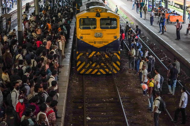 Fuel Crisis In Sri Lanka Due to the acute fuel crisis in Sri Lanka, many people coming to work are using public transport services such as trains. July 01, 2022 Colombo, Sri Lanka Colombo Sri Lanka Copyright: xThilinaxKaluthotagex originalFilename: kaluthotage-notitle220701_npstZ