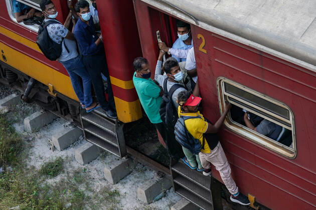 Fuel Crisis In Sri Lanka Due to the acute fuel crisis in Sri Lanka, many people coming to work are using public transport services such as trains. July 01, 2022 Colombo, Sri Lanka Colombo Sri Lanka Copyright: xThilinaxKaluthotagex originalFilename: kaluthotage-notitle220701_npEFd