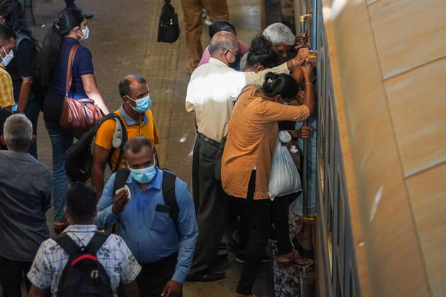 Fuel Crisis In Sri Lanka Due to the acute fuel crisis in Sri Lanka, many people coming to work are using public transport services such as trains. July 01, 2022 Colombo, Sri Lanka Colombo Sri Lanka Copyright: xThilinaxKaluthotagex originalFilename: kaluthotage-notitle220701_npuBs