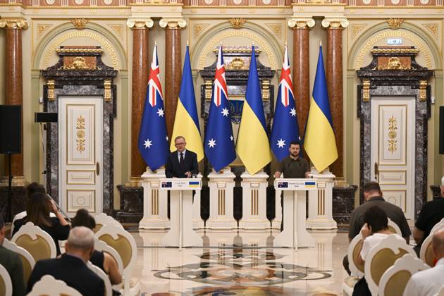 Ukraine-Krieg, Jahrestag der Invasion, Persönlichkeiten besuchen die Ukraine, Archivbilder News Bilder des Tages ANTHONY ALBANESE UKRAINE VISIT, Australian Prime Minister Anthony Albanese (left) and Ukrainian President Volodymyr Zelenskiy speak to the media during a press conference at the Presidential Palace in Kyiv, Ukraine, Sunday, July 3, 2022. Mr Albanese made a 12 hours long visit to Kyiv meeting with Ukrainian President Volodymyr Zelenskiy. ( NO ARCHIVING, EDITORIAL USE ONLY, NO USE IN BOOKS WITHOUT CONSENT KYIV UKRAINE  Copyright: xLUKASxCOCHx 20220704001676069256